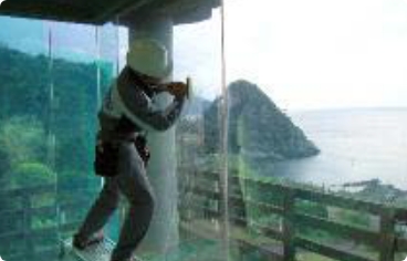 鑑真記念館 建築窓フィルム施工中　