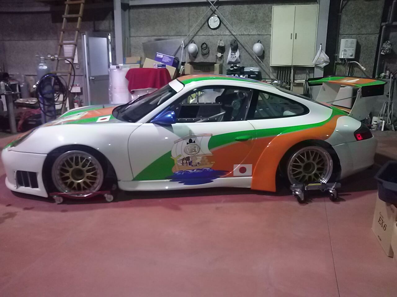 ポルシェに「えびす様」ラッピング